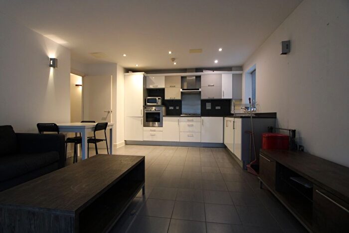 3 Bedroom Flat To Rent In Parkgate Road, London, SW11