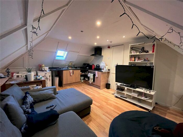 2 Bedroom Detached House To Rent In Firgrove Hill, Farnham, GU9