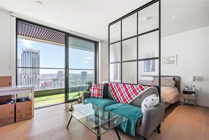 Apartment To Rent In Hobart Building, Wards Place, E14