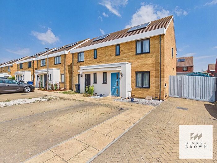 3 Bedroom Semi-Detached House For Sale In Sanderling Close, East Tilbury, Essex, RM18