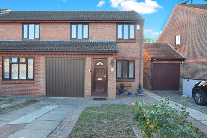 3 Bedroom Terraced House For Sale In Charterhouse Close, Bracknell, RG12