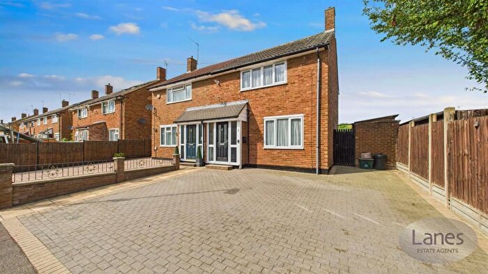 3 Bedroom Semi-Detached House For Sale In Montgomery Drive, Cheshunt, Waltham Cross, EN8