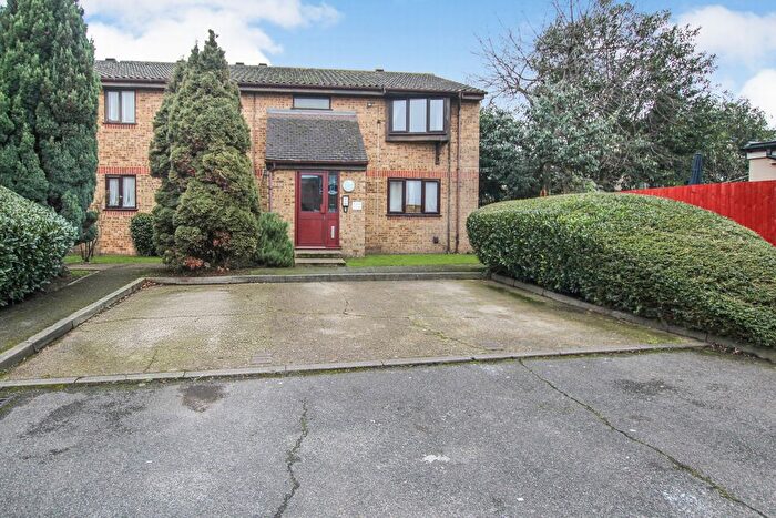 1 Bedroom Flat For Sale In Clay Court, Walthamstow, E17