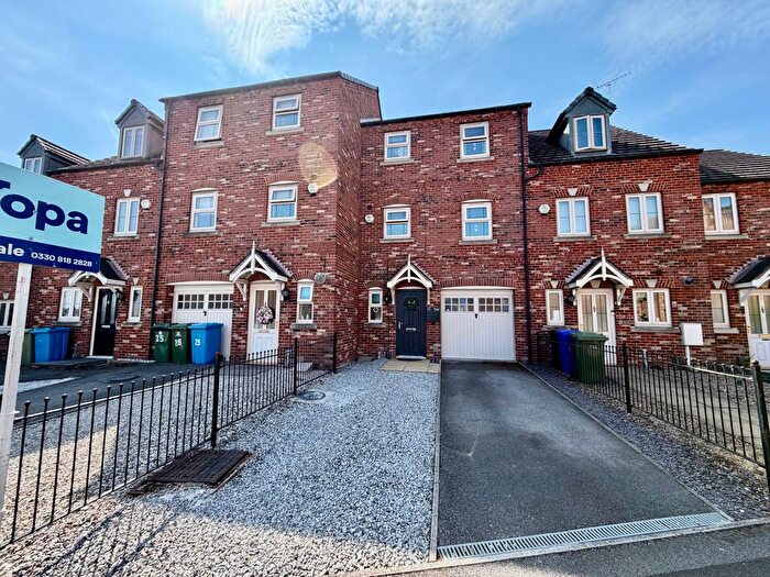 4 Bedroom Town House For Sale In Maple Leaf Gardens, Worksop, S80
