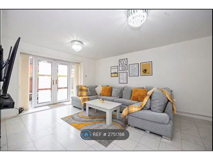 3 Bedroom Semi Detached House To Rent In Parish View, Salford, M5
