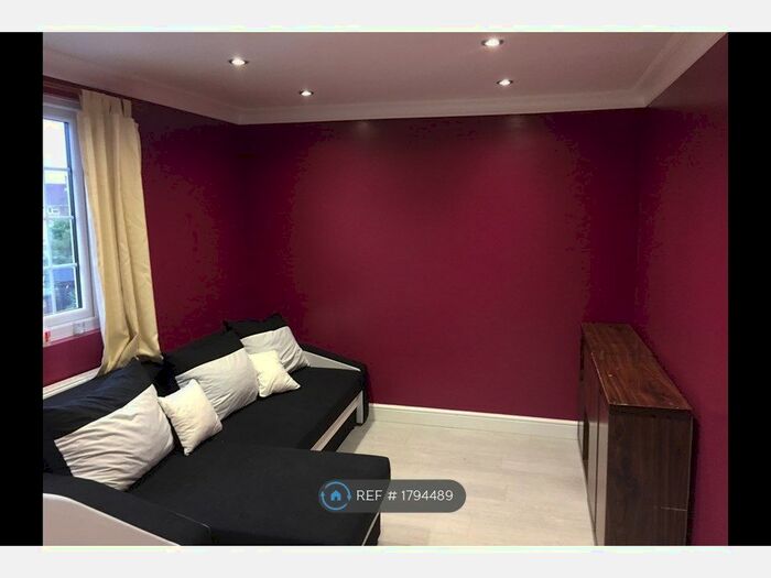 Studio To Rent In Graveley Avenue, Borehamwood, WD6