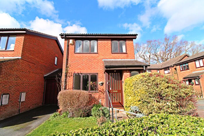 3 Bedroom Link Detached House For Sale In Brookwood Close, Bromley, BR2