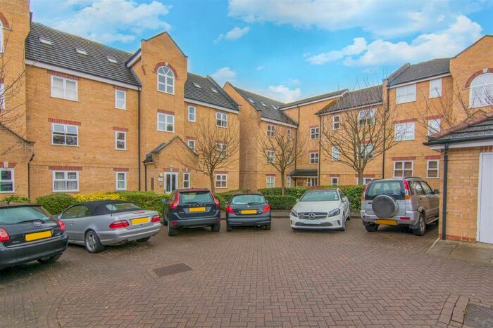 1 Bedroom Flat To Rent In Kirkland Drive, Enfield, EN2
