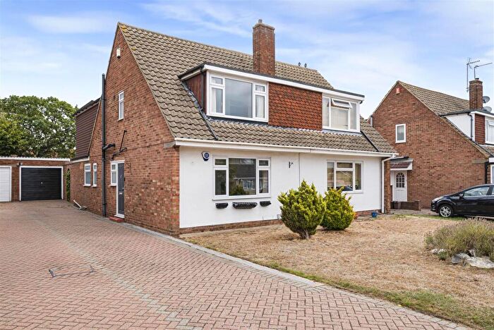 3 Bedroom Semi Detached House For Sale In Oakley Park, Bexley, DA5