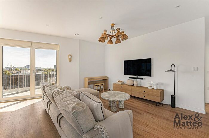 2 Bedroom Flat To Rent In Dockley Road, London, Bermondsey, SE16