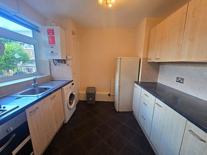 2 Bedroom Flat To Rent In Fenwick Road, London, SE15