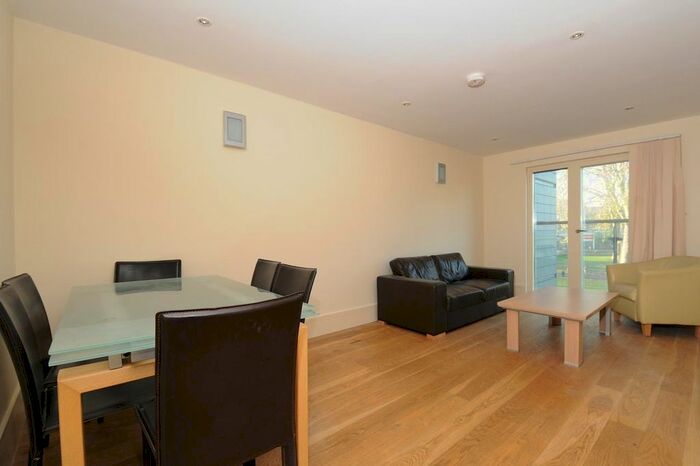 1 Bedroom Flat To Rent In Gabriel House, Islington Green, Islington, London, N1