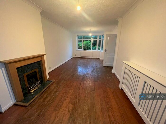 3 Bedroom Semi-Detached House To Rent In Hollybush Road, Luton, LU2