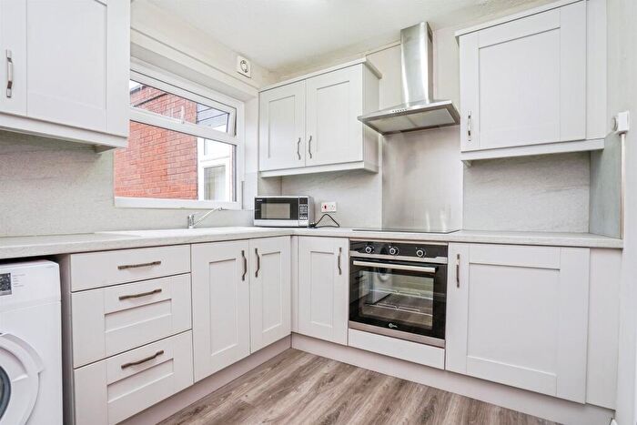 2 Bedroom Apartment For Sale In Blackmoor Court, Leeds, LS17