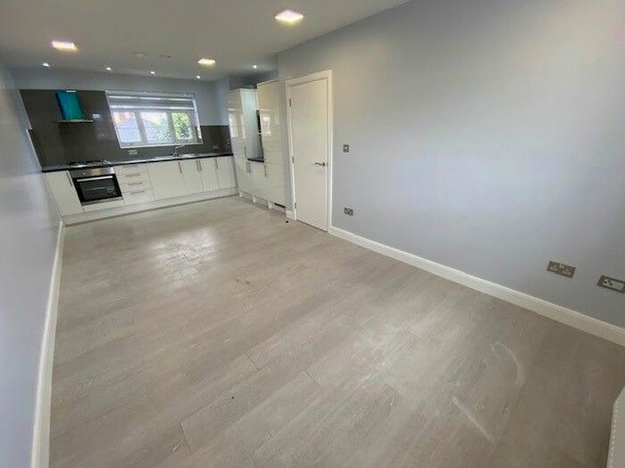 3 Bedroom Flat To Rent In Avington Court, Old Kent Road, Bermondsy, London SE1