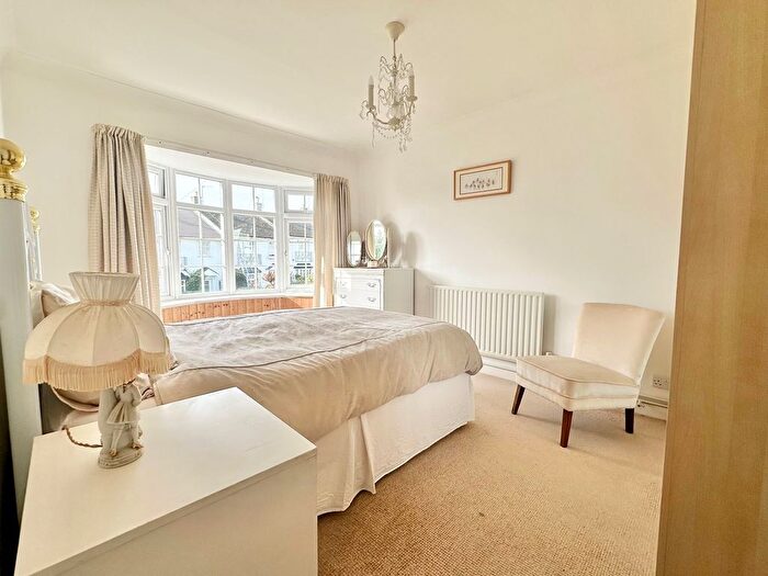 2 Bedroom Flat For Sale In Garden Close, Bexhill-On-Sea, TN40