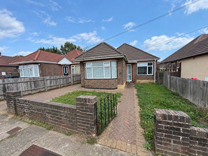 3 Bedroom Detached Bungalow To Rent In Exton Avenue, Luton, Bedfordshire, LU2