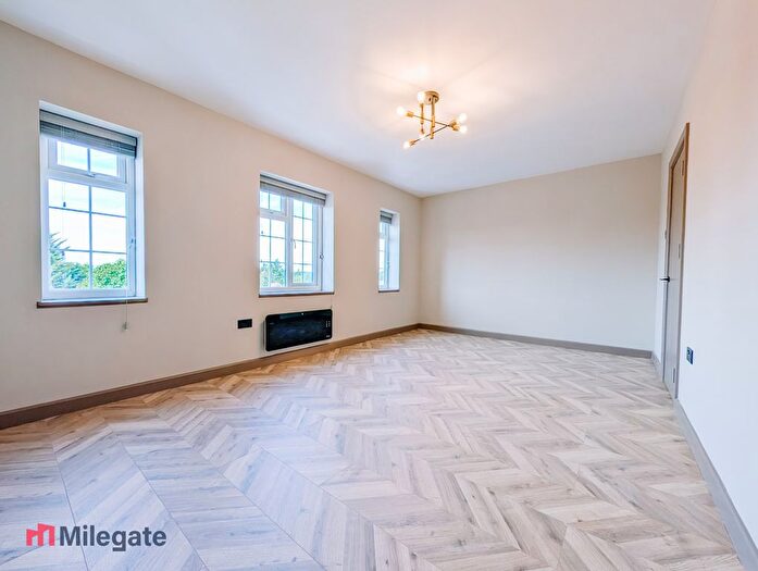 4 Bedroom Flat To Rent In Hook Road, Chessington, KT9