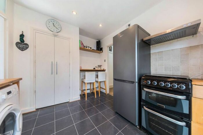 2 Bedroom Flat To Rent In Queenstown Road, Battersea, London, SW8