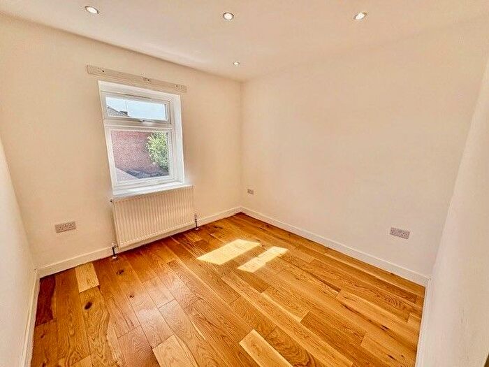 2 Bedroom Flat To Rent In Warren Avenue, Southampton, SO16