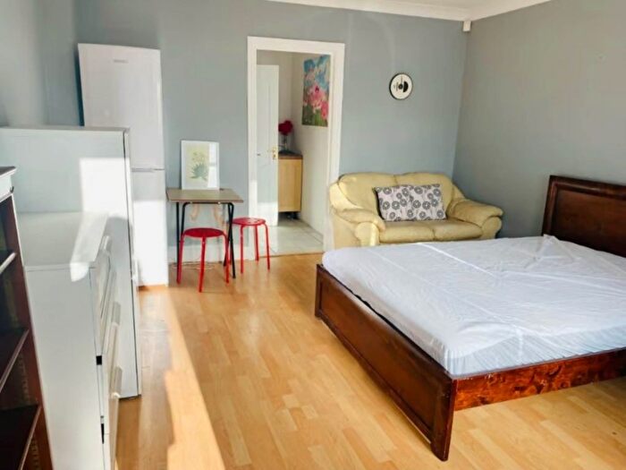 Studio To Rent In Lee Road, Perivale, UB6