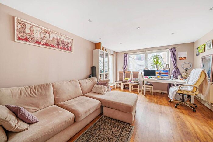 2 Bedroom Flat To Rent In Sail Court, Tower Hamlets, London, E14