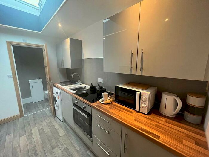 2 Bedroom Flat To Rent In Bristol Road South, Rednal, Birmingham, West Midlands, B45
