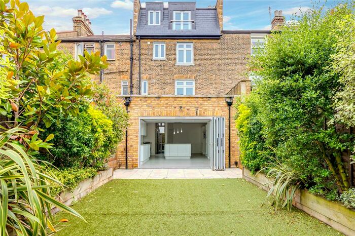 5 Bedroom House To Rent In Chestnut Grove, London, SW12