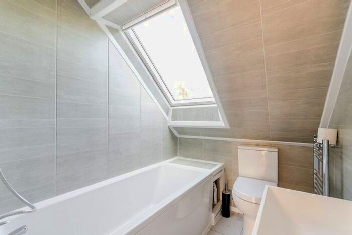 2 Bedroom Flat To Rent In Roehampton Vale, Roehampton, London, SW15