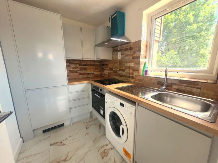 Apartment To Rent In Braemar Gardens, Slough, SL1