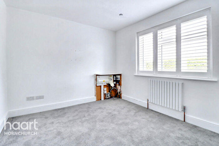 4 Bedroom Semi-Detached House For Sale In Squirrels Heath Lane, Hornchurch, RM11