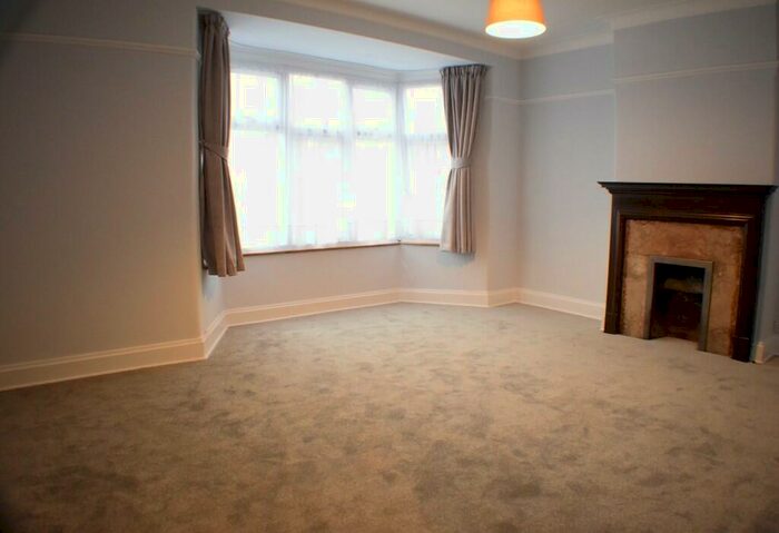 2 Bedroom Flat To Rent In Watford Way, London, NW4