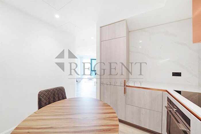 Apartment To Rent In Aspen, Marsh Wall, E14