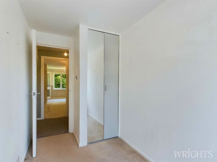 2 Bedroom Apartment For Sale In Tudor Close, Hatfield, AL10