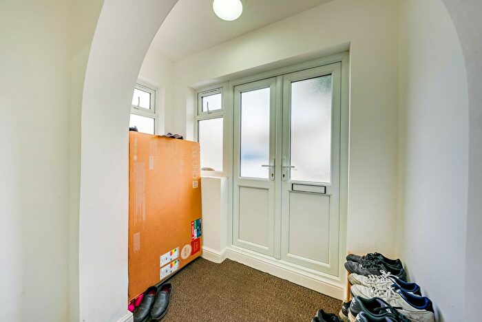 5 Bedroom Semi-Detached House For Sale In New Road, London, E4