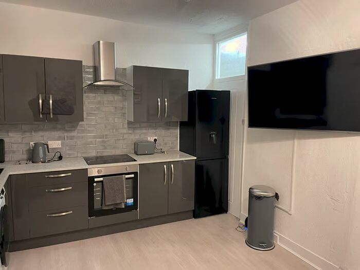 2 Bedroom Flat To Rent In Station Road, Harold Wood, RM3