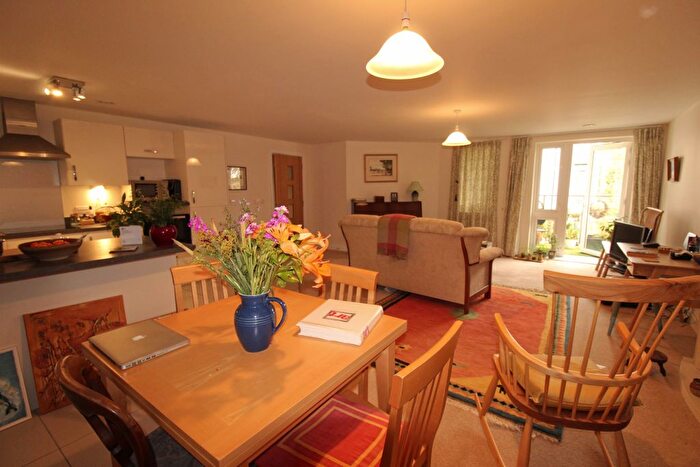 2 Bedroom Flat For Sale In Applegate House, Trowbridge, BA14