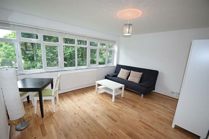 Studio To Rent In Harling Court Burns Road Battersea London, SW11