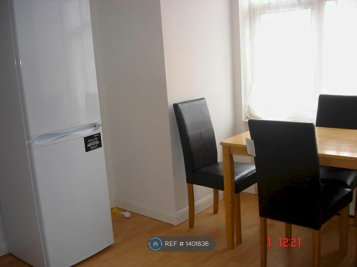 3 Bedroom Flat To Rent In Rear Of, Ilford, IG2