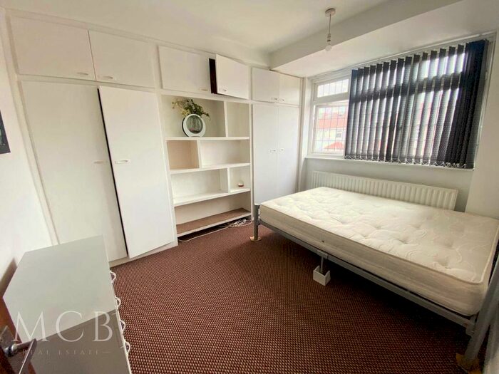 5 Bedroom Semi-Detached House To Rent In Derwent Drive, Yeading, UB4