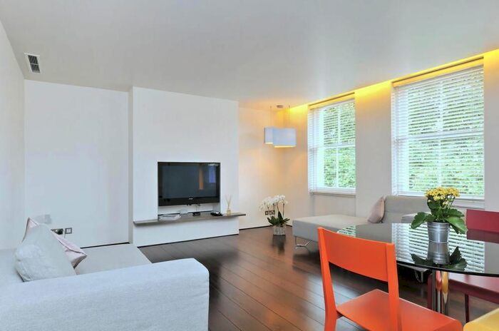 2 Bedroom Flat To Rent In Park Crescent, London, W1B