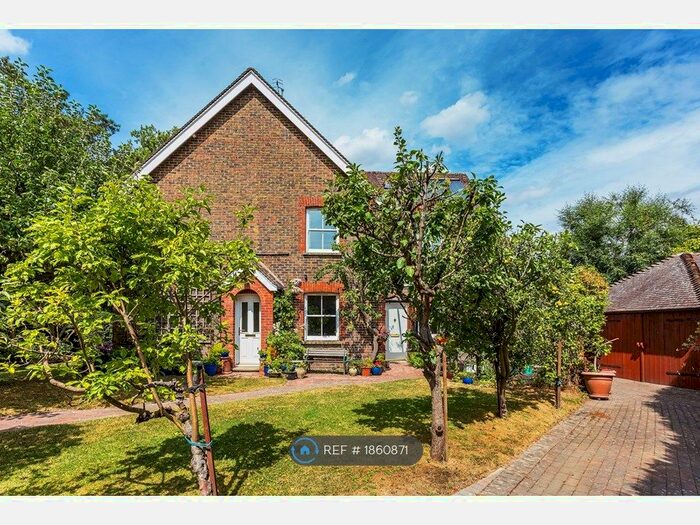 3 Bedroom Semi-Detached House To Rent In Norwood Hill Road, Charlwood, Horley, RH6