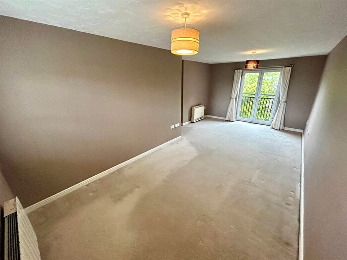 2 Bedroom Flat For Sale In Foxwood Chase, Waltham Abbey, EN9