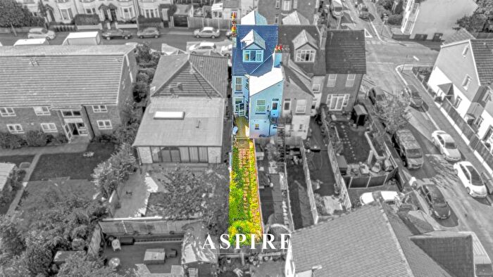 2 Bedroom Flat For Sale In Westborough Road, Westcliff-On-Sea, SS0