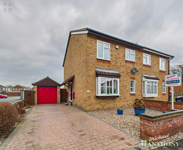 3 Bedroom Semi Detached House For Sale In Deverill Road, Aylesbury, HP21