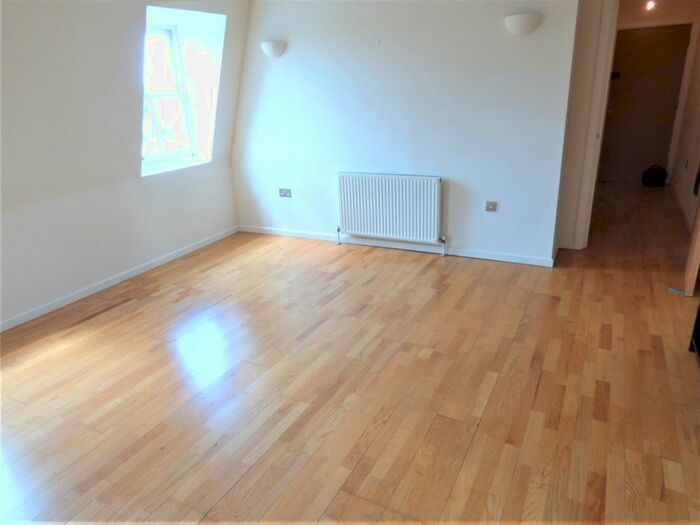 2 Bedroom Flat For Sale In Grove Road, Mile End, E3