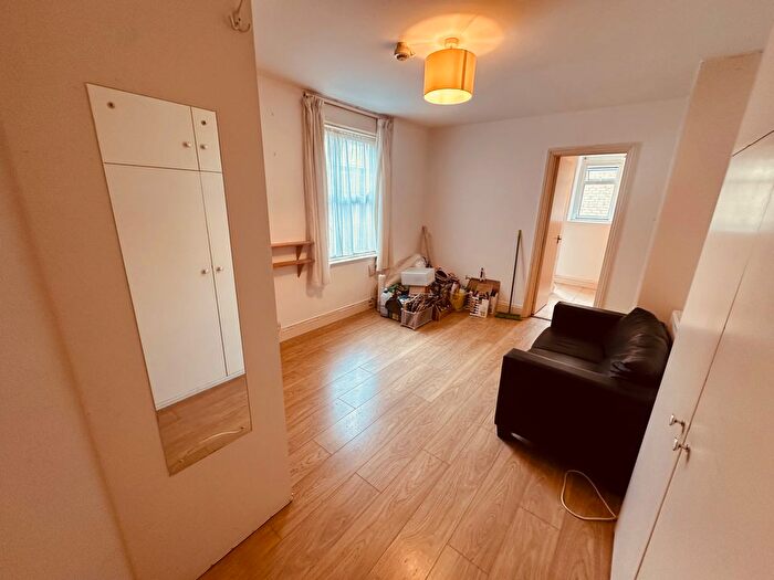 Studio To Rent In Oakfield Road, London, N4