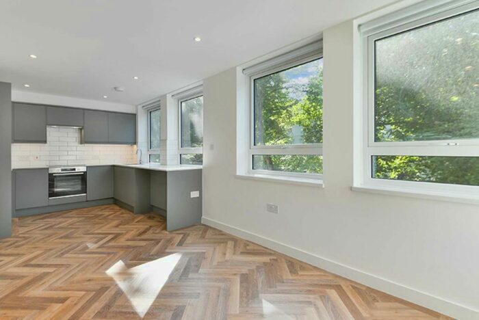 Studio To Rent In Queens Gardens, Lancaster Gate, London, W2