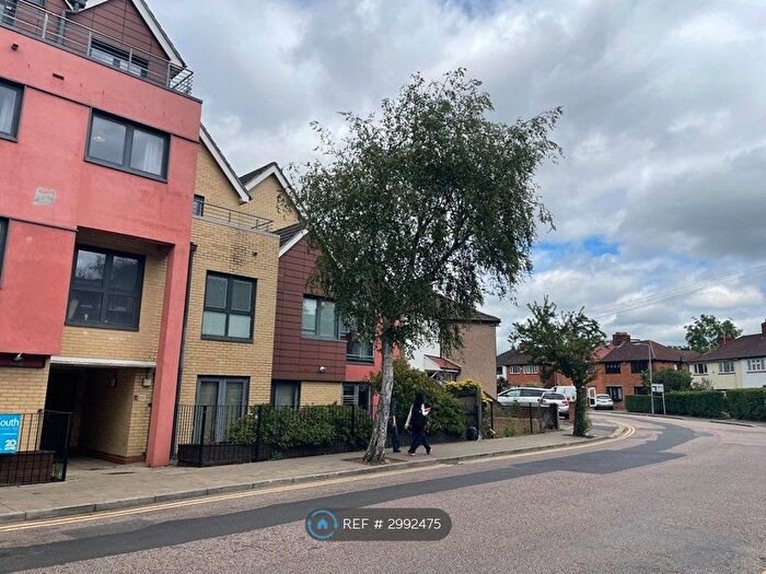 2 Bedroom Flat To Rent In Bramley Crescent, Ilford, IG2