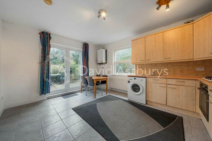 3 Bedroom Flat To Rent In Muswell Avenue, Muswell Hill, London, N10